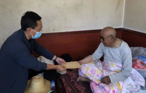 乐动网页版·官方站在线登入-乐动(中国)
赴帮扶村对接工作并慰问困难党员(图2) 乐动网页版·官方站在线登入-乐动(中国)
赴帮扶村对接工作并慰问困难党员(图2)